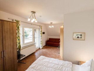 Schlafzimmer mit Doppelbett und Balkon