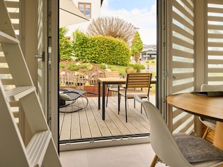 Große Flügeltüren verbinden Innenräume mit der Terrasse