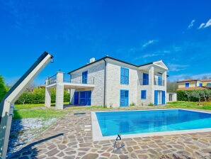 Villa Encantadora villa de 4 dormitorios para 8+1 personas con piscina y sauna, cerca de las playas