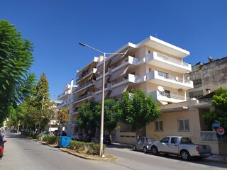 Straßenansicht mit West- und Südseite der Wohnung