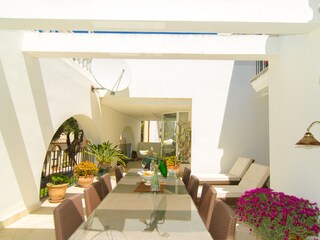 Rattan-Esstisch mit 10 Plätzen auf der großen Terrasse