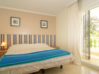 Schlafzimmer mit großen Kleiderschränken, Glasschiebetü