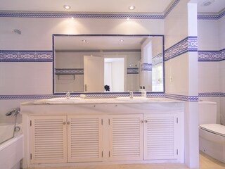 Vollständig ausgestattetes Badezimmer mit Badewanne, Do