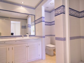 Doppelwaschbecken, Badewanne mit Dusche im Badezimmer