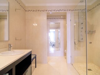En-suite Badezimmer mit begehbarer Jacuzzi-Dusche