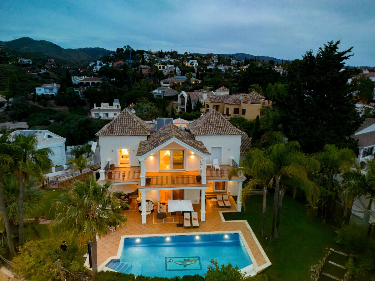 Luxuriöse Villa mit Meerblick, mediterraner Vegetation,