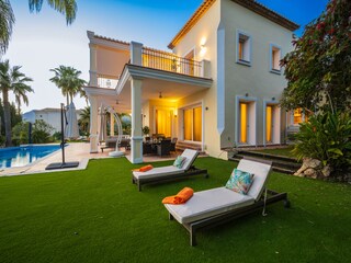 Manicured garden, pool, extra comfortable sun loungers