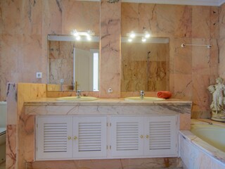 Eigenes Badezimmer mit Badewanne