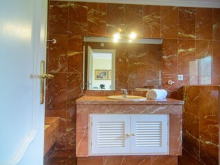 En suite Badezimmer mit Badewanne und Dusche