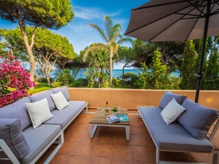 Die Terrasse im Obergeschoss (21m2) ist mit dem Schlafz