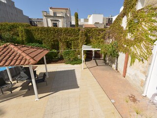 Blick auf Gazebo und privater Parkplatz im Innenhof