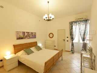 Schlafzimmer mit Doppelbett & Klimaanlage