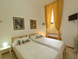 Schlafzimmer mit 2 Einzelbetten & Klimaanlage