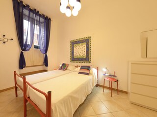 Bedroom with 2 sinlgle beds & AC