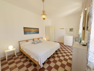 Schlafzimmer mit Doppelbett & Klimaanlage (1. Etage)