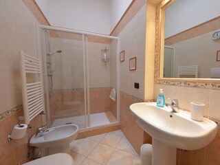 Bathroom (ground floor)