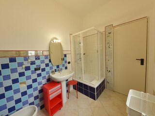 Bathroom (ground floor)
