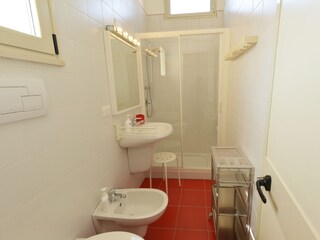 Bathroom en suite (1st floor)
