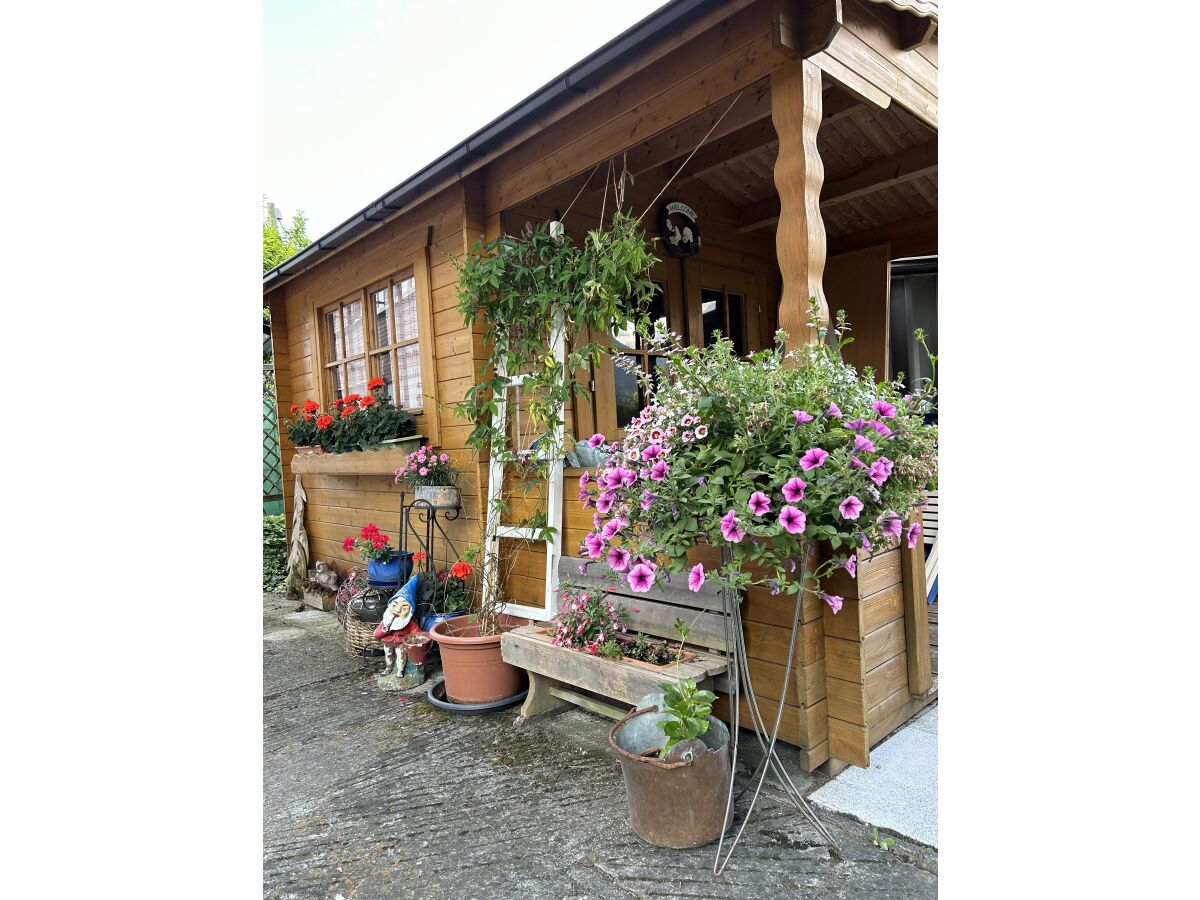 Gartenhaus mit Blumenschmuck