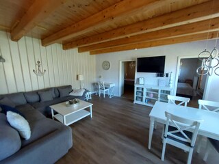 geräumiger Wohnbereich mit Esstisch u. Arbeitsbereich