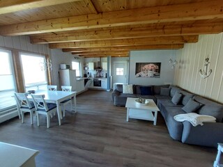 Blick in den Wohnbereich zur Küche