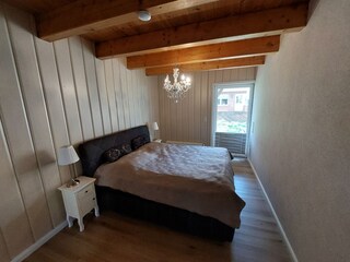 Schlafzimmer I mit Zugang zur Terrasse