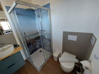 Badezimmer mit Dusche, WC, Waschbecken