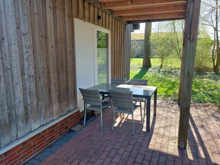 überdachte Terrasse mit Sitzmöglichkeiten