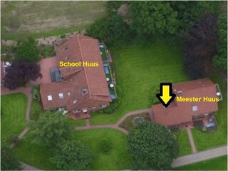 Luftaufnahme vom School Huus und dem Meester Huus