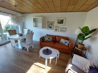 Wohnzimmer mit Zugang zur privaten Terrasse