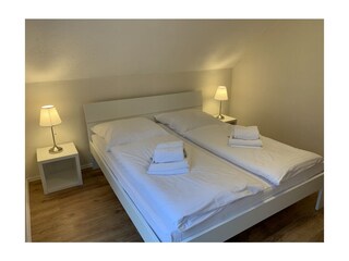 Schlafzimmer II mit großem Doppelbett
