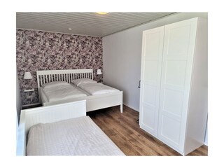 Schlafzimmer II mit großem Doppelbett und Einzelbett