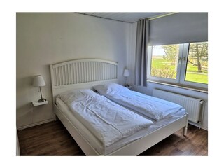 Schlafzimmer I mit großem Doppelbett