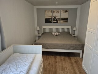 Schlafzimmer II mit Doppelbett + Einzelbett