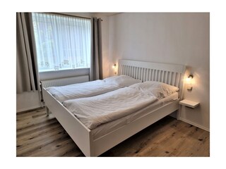 Schlafzimmer mit Doppelbett