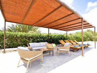 überdachte Terrasse mit gemütlicher Sitzecke am Pool