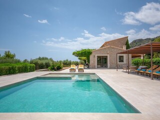 Haus,Pool und Sonnenliegen