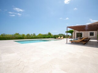 Haus,Pool und Sonnenliegen