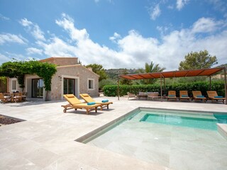Haus,Pool und Sonnenliegen