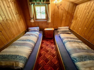 Schlafzimmer mit 2 Einzelbetten