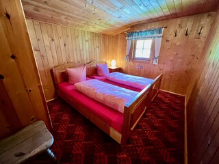 Schlafzimmer mit Doppelbett