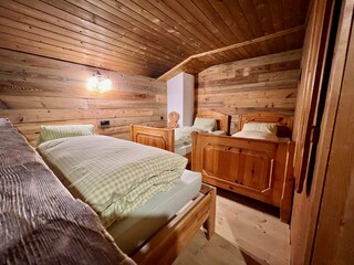 Schlafzimmer mit Doppel- und Einzelbett