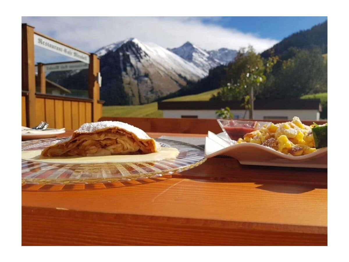 Die Klassiker im örtlichen Café, mit Traumaussicht