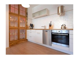 Offene Küchenzeile mit Miele-Geräten und Eichen-Vitrine wie damals im Kontor
