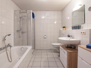 Badezimmer mit Badewanne