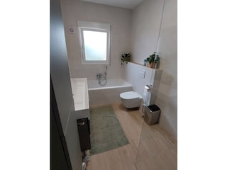 Master Badezimmer mit Badewanne und Dusche