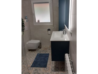 Das zweite Badezimmer mit Dusche