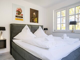 Schlafzimmer mit Boxspringbett