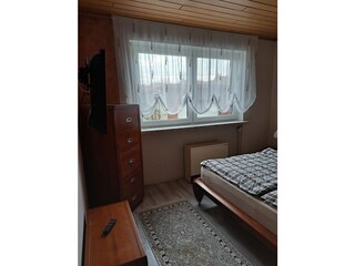 Schlafraum mit Blick in den Garten