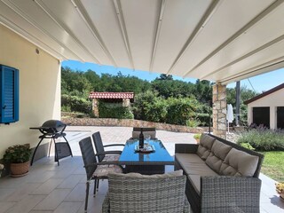 Auf der Terrasse speisen und grillen